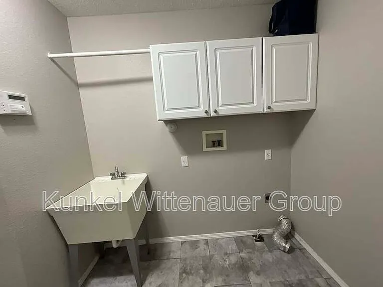 911 Victoria Ln — Photo 15
