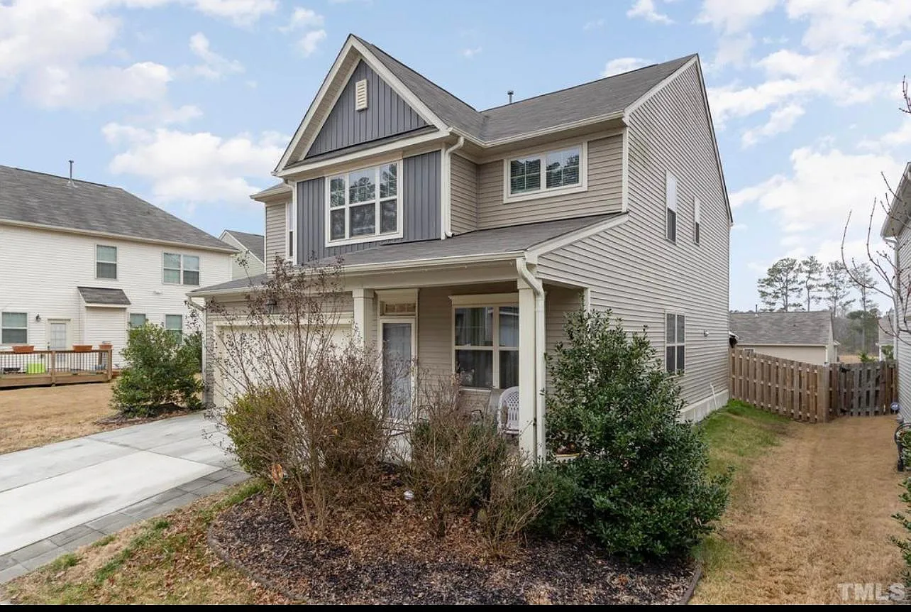4 bed, 2338 sqft, $2,600 — Photo 3