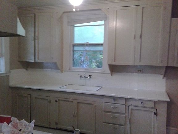 4th image of 711 Porter St