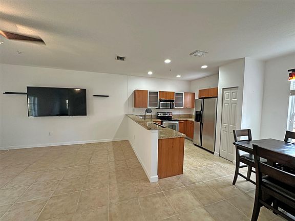 4th image of 2524 SW 14th Avenue #904