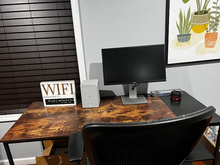 Designated study space with connectable second screen.