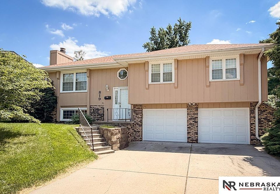 1st image of 819 Crest Dr
