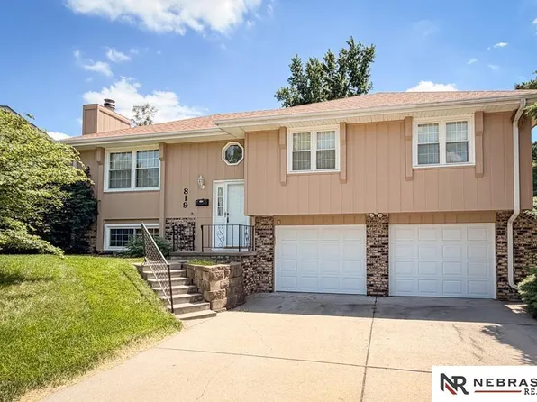 819 Crest Dr, Papillion, NE 68046