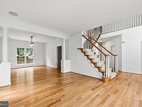 4th image of 601 Newington Pl NE