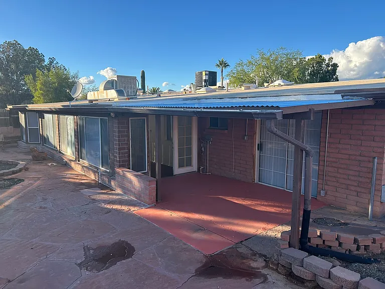 E 2nd Pl — Photo 45