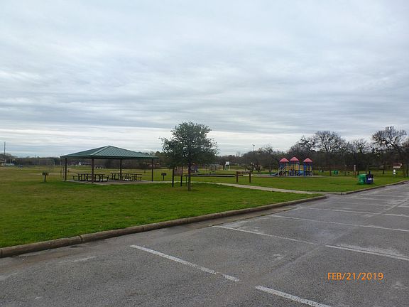 4th image of 1529 Oak Creek Dr