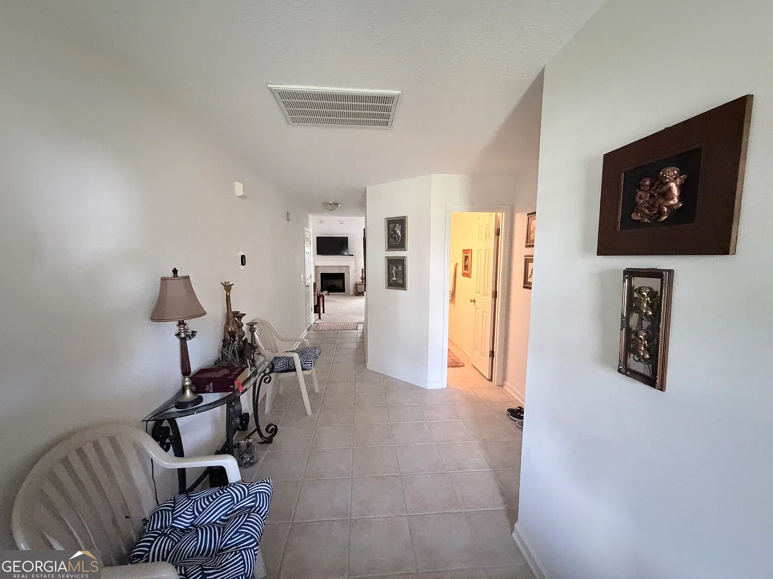 4 bed, 3.0 bath, 2529 sqft, $2,400 — Photo 2