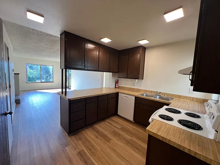 2111 Knox Ave #6 — Photo 5