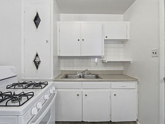3rd image of 3912 Kemp Ave