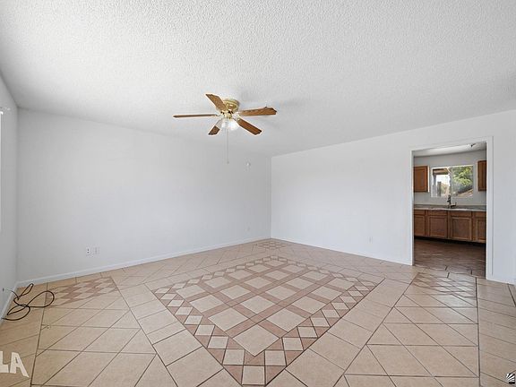 4th image of 403 S 40th Dr