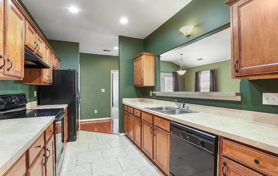 3 bed, 2.0 bath, 1345 sqft, $1,950 — Photo 4