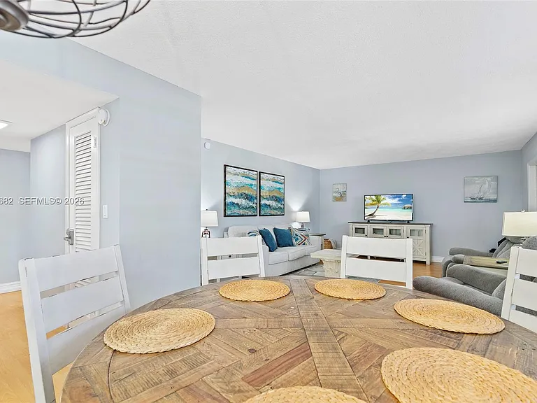 2424 NE 9th St #207 — Photo 9