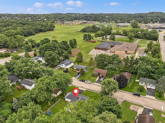 3rd image of 711 Dubois Dr