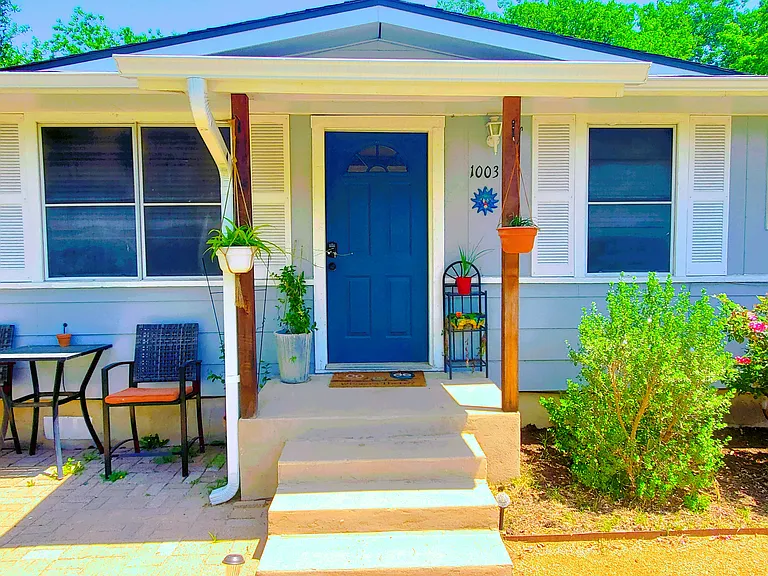 1003 Bugg Ln — Photo 1