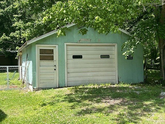 2nd image of 207 Fredonia Rd