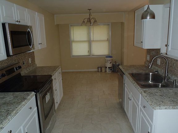 4th image of 217 Sweetwood Cir