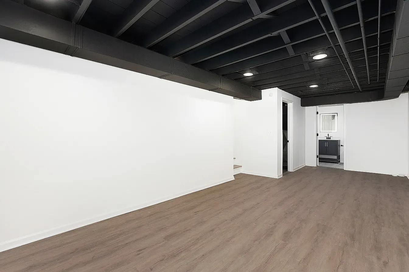 3 bed, 2500 sqft, $3,900 — Photo 3