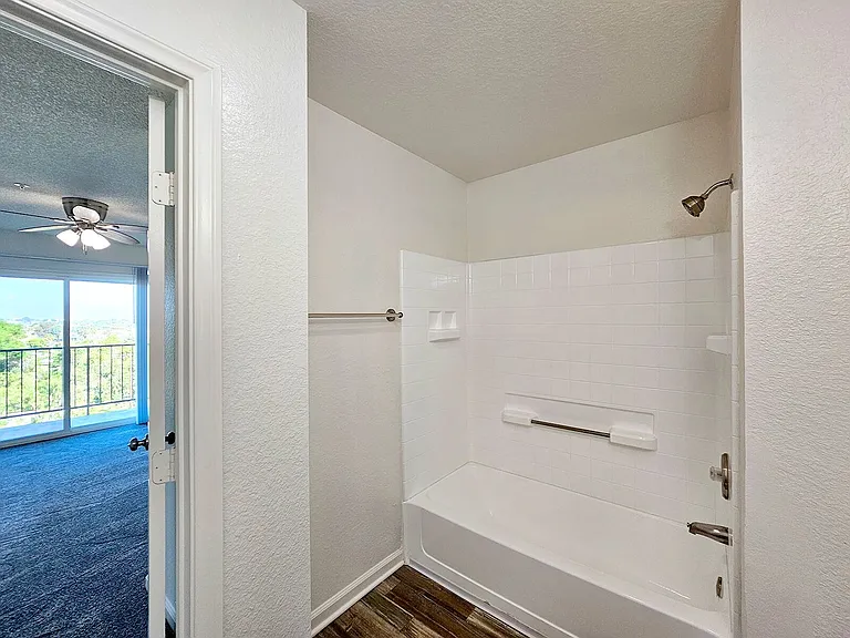 Newport Gardens Apartments — Photo 24