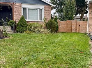 16 Eastman Cres, Newmarket, ON L3Y 5R9