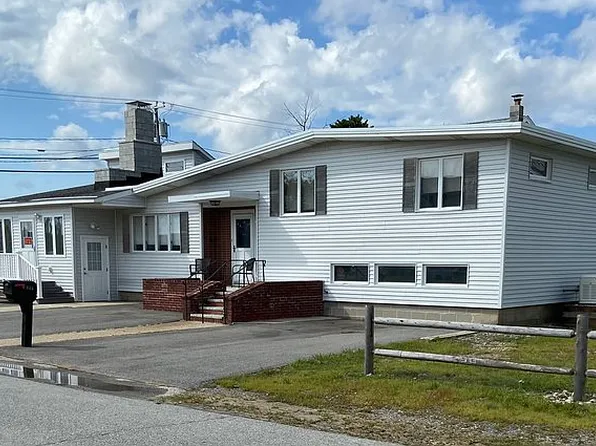 521 Manchester St, Seabrook, NH 03874