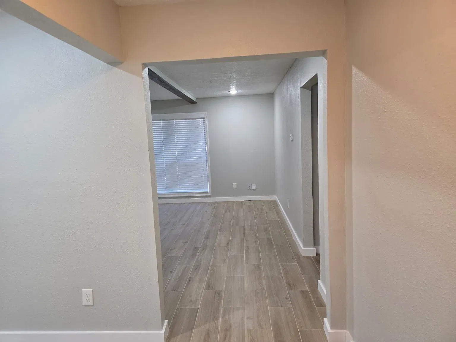 3 bed, 2.0 bath, 1690 sqft, $2,000 — Photo 2