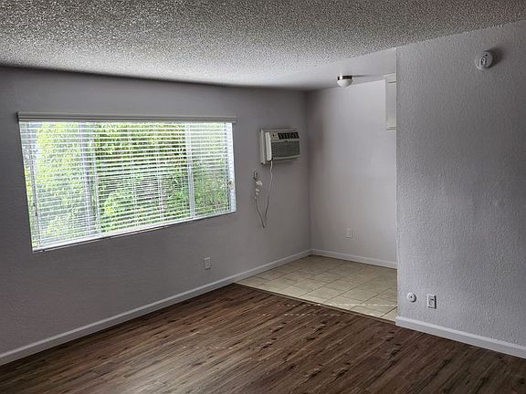 2nd image of 5809 N Reseda Blvd #214