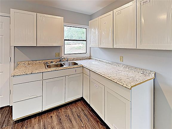 5th image of 5816 Manhattan Dr