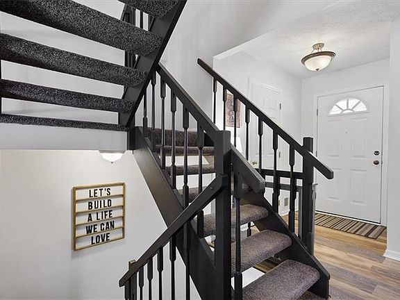 5th image of 2593 Hawthorne Dr