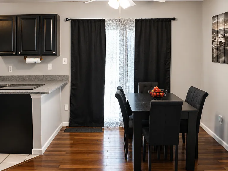 2559 Grosvenor Dr — Photo 4