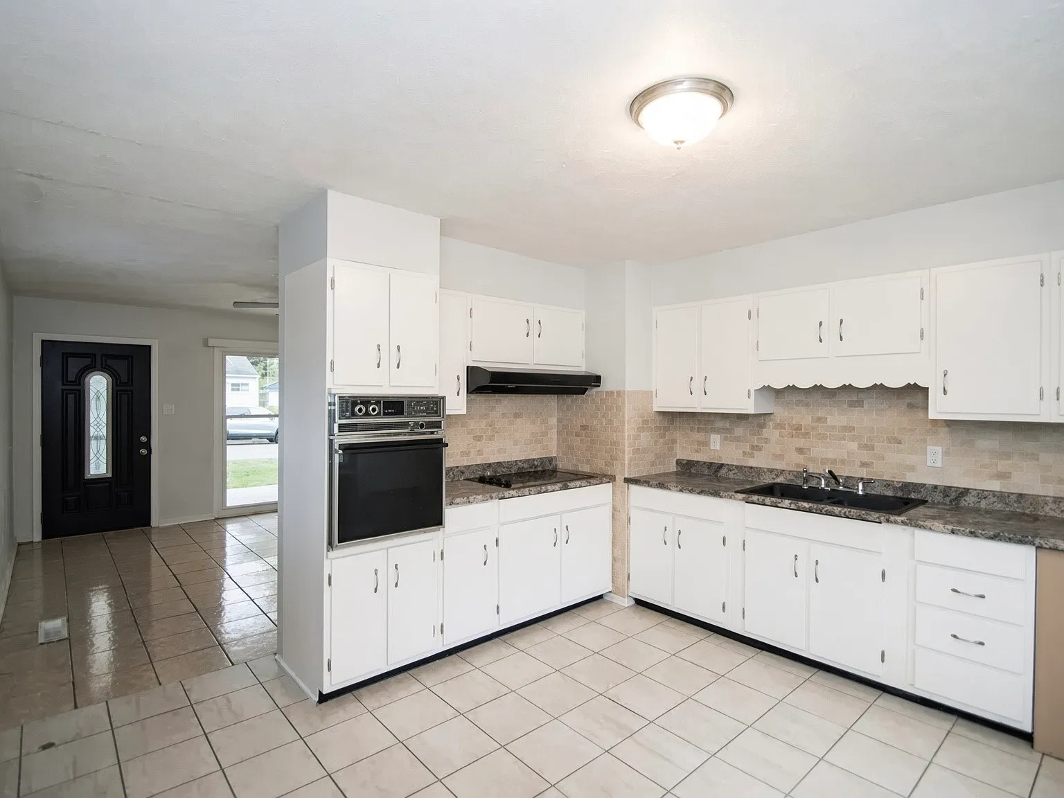 3 bed, 1.5 bath, 1152 sqft, $1,249 — Photo 2