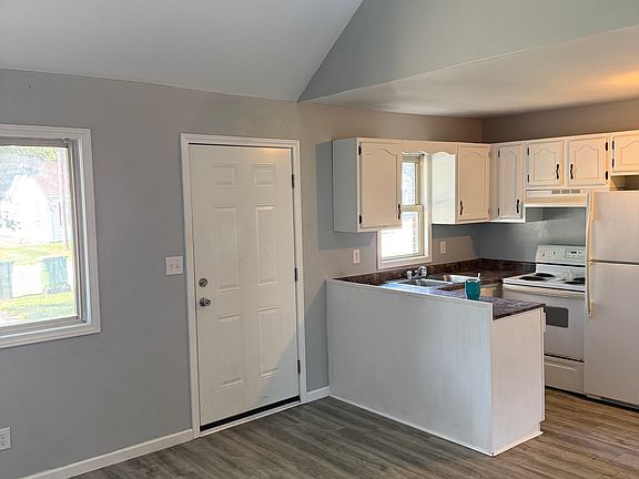 3rd image of 830 Pond St