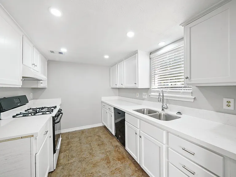 28630 Lochlevan Ct — Photo 13
