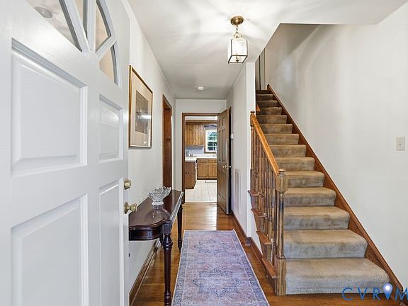 5th image of 402 Aldengate Ct