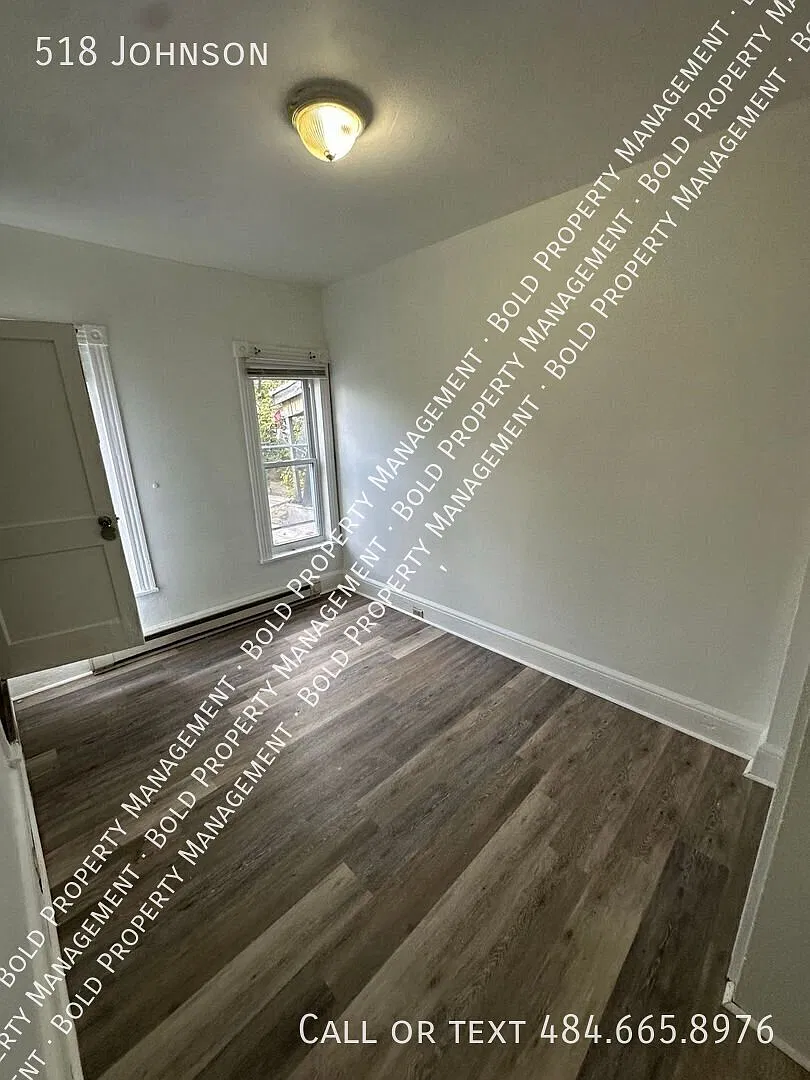 3 Bedroom 1 Bath Reading home — Photo 4