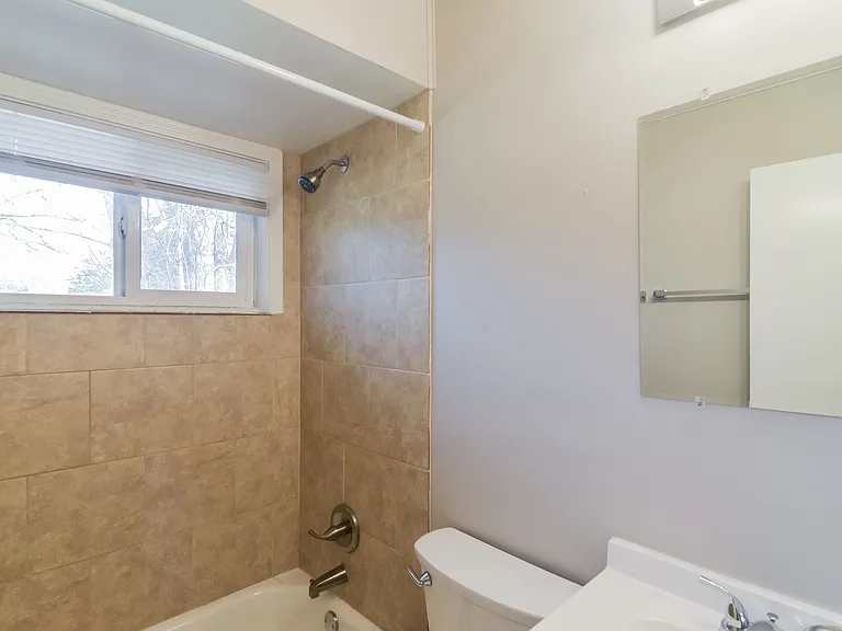 687889_027_bathroom_13575732.jpg
