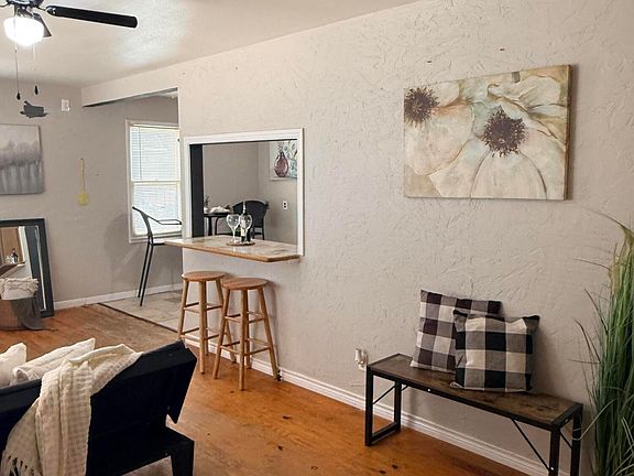 3rd image of 417 W Avenue V