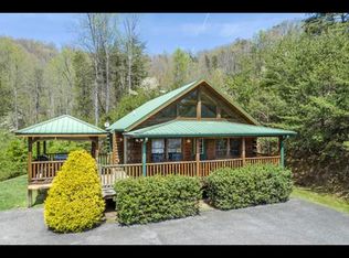 31 Slow Ln, Whittier, NC 28789