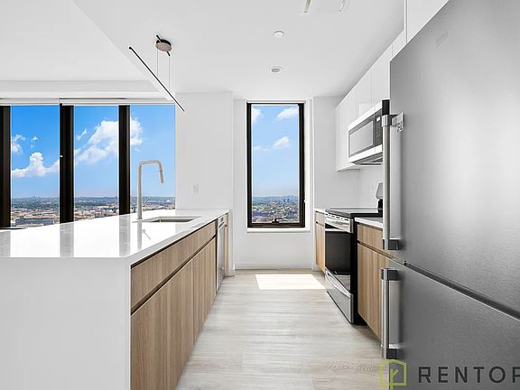 5th image of 77 Commercial St #8N