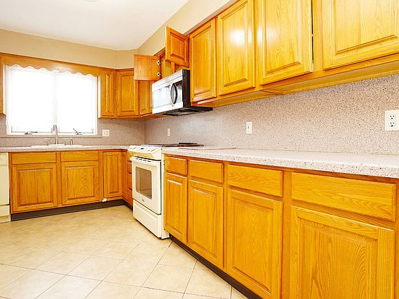 5th image of 33 Sylvia St