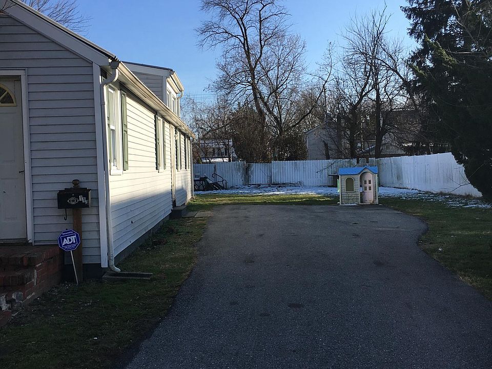 1st image of 110 E Lockwood St