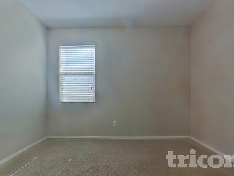 29300 W Clarendon Ave — Photo 9