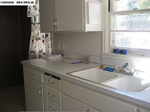 4th image of 627 N Van Buren Ave