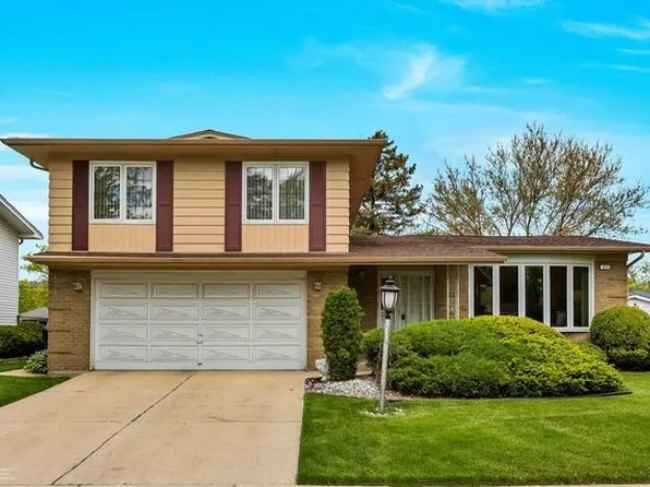 835 W Manor Ct, Glenwood, IL 60425