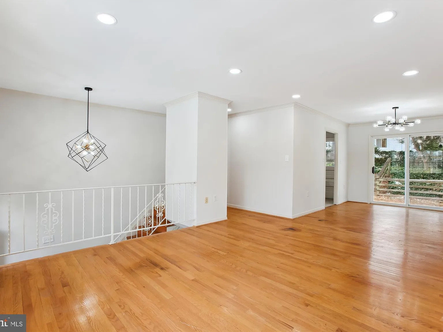 5 bed, 2282 sqft, $4,385 — Photo 4