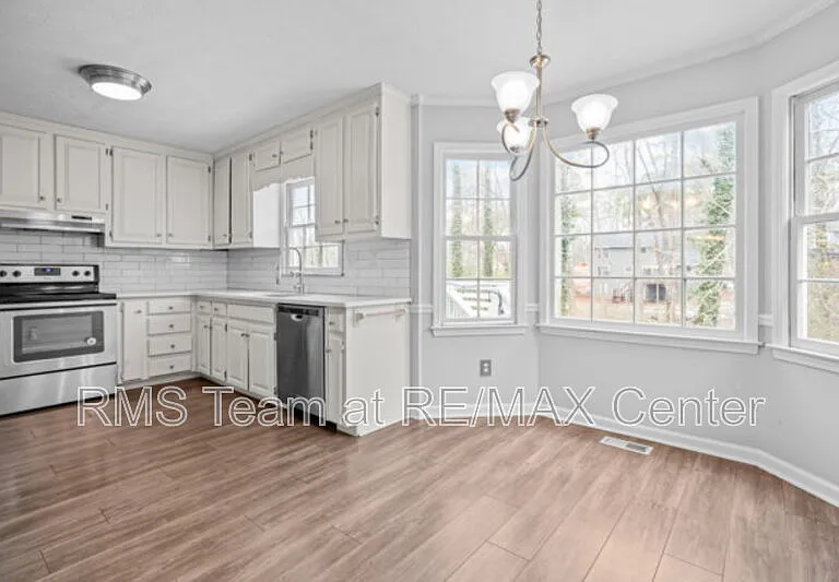 320 Saint Simons Cv — Photo 9