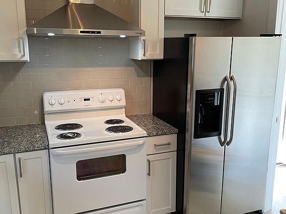 4th image of 2527 Benjamin Ave