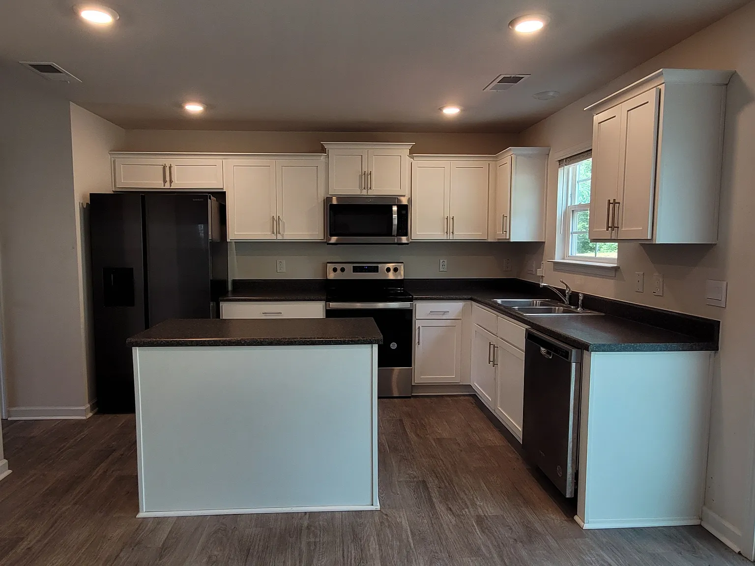 4 bed, 2.5 bath, 2220 sqft, $1,995 — Photo 3