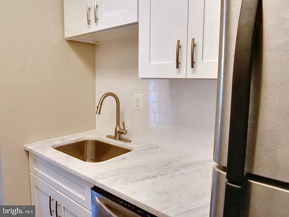 3rd image of 3874 Lyndhurst Dr APT 302