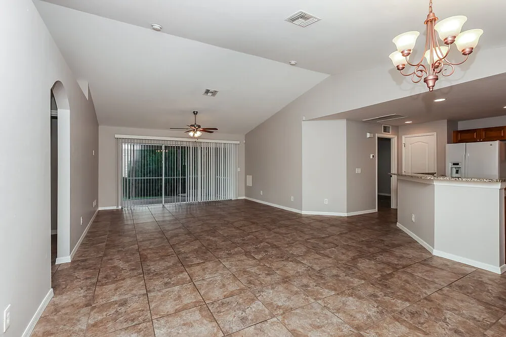 3 bed, 2.0 bath, 1401 sqft, $1,915 — Photo 3