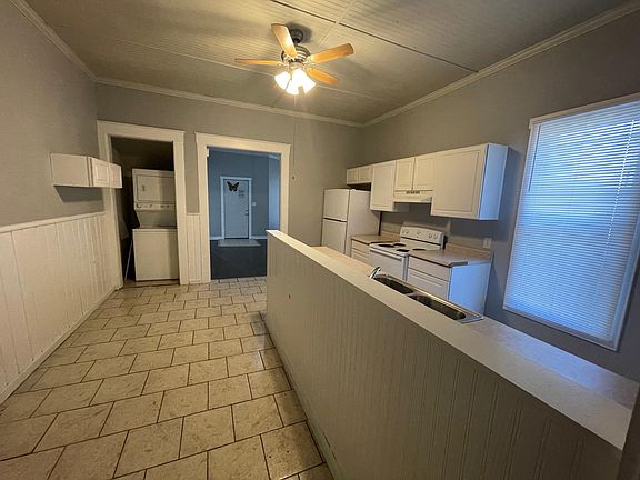 Large spacious kitchen with stackable washer/dryer